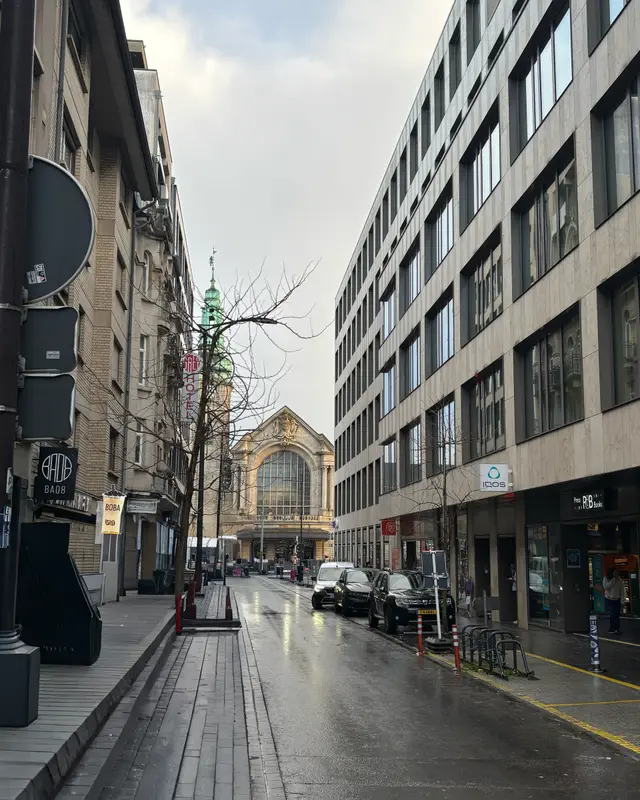 Vue de la rue du quartier Gare avec la façade de la gare de Luxembourg au bout de la rue